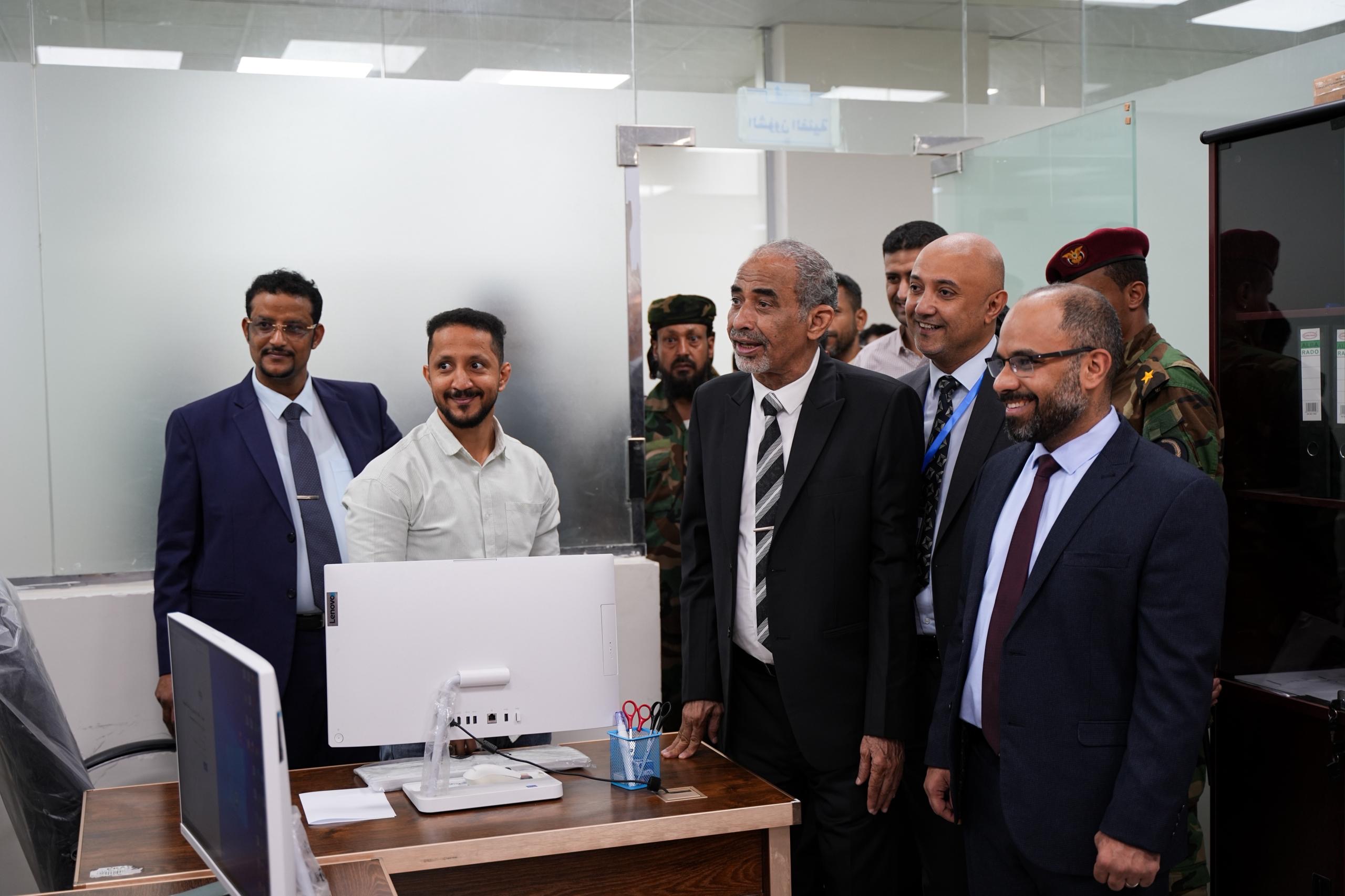 الصبيحي يتفقد وزارة الاتصالات بعدن ويشدد: تحسين الإنترنت والشبكات في المحافظات المحررة أولوية قصوى